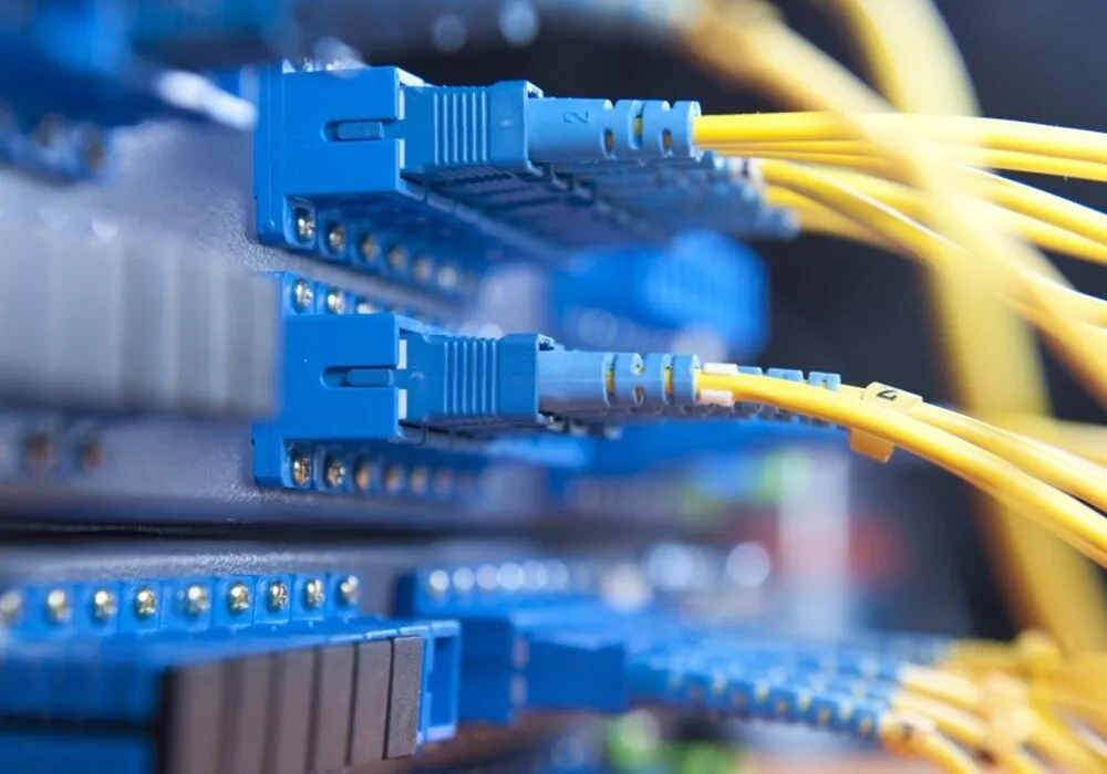 Instalación de cable de fibra óptica